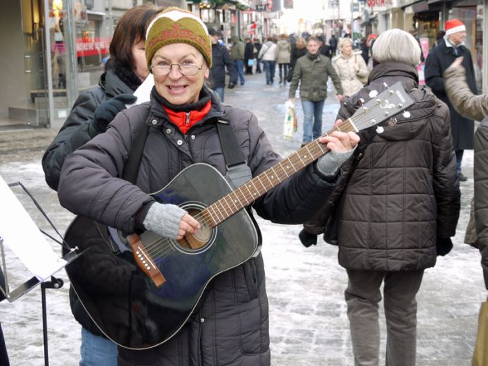 Die charmante Charlotte Gerlinger als musikalische Leiterin der Mundharmonikagruppe