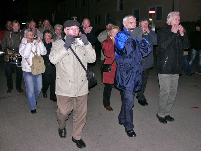 Josef Hergarten (vorne links) führt seine Gruppe an.