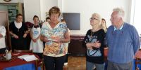 Iris Kleinschmidt bei der "Geldübergabe"