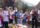 Lorenz und eines seiner Instrumente: Die Ukulele. Voll bei der Sache die 3 Kids