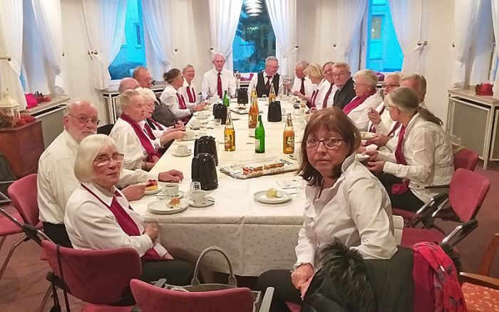 Entspanntes Beisammensein nach einem schönen Auftritt im Seniorenhaus Marienheim Bad Münstereifel (Kopie) Entspanntes Beisammensein nach einem schönen Auftritt im Seniorenhaus Marienheim Bad Münstereifel