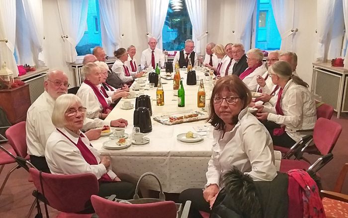 Entspanntes Beisammensein nach einem schönen Auftritt im Seniorenhaus Marienheim Bad Münstereifel