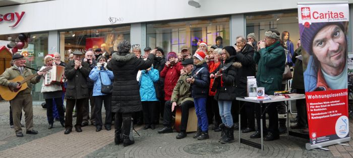 Die große Gruppe beim 10. Benefizkonzert in der Euskirchener Fußgängerzone Die große Gruppe beim 10. Benefizkonzert in der Euskirchener Fußgängerzone